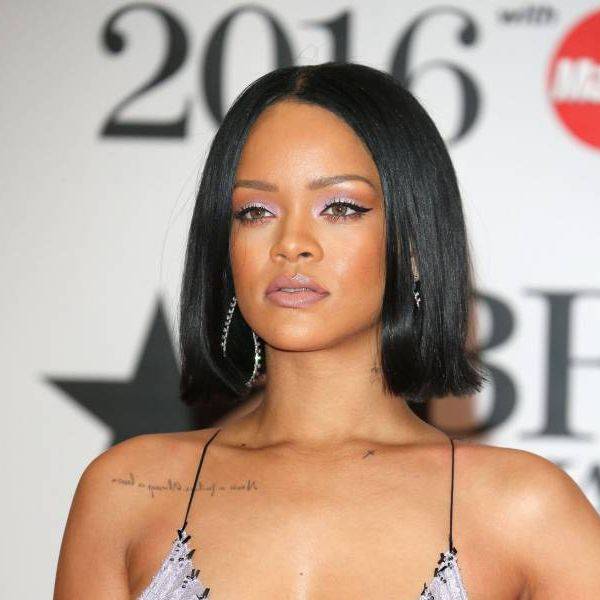 A cantora Rihanna investiu no delineado preto turbinado pela sombra lil?s no Brit Awards 2016